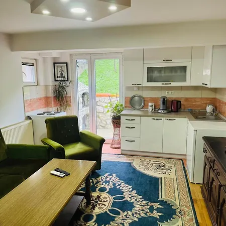Apartman Kasa בית אירוח טוזלה